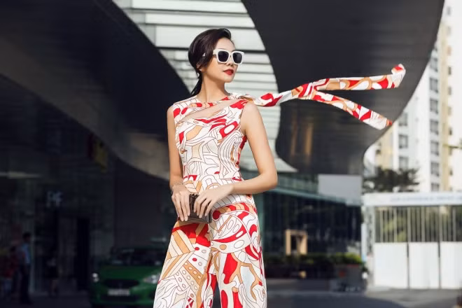 Jumpsuit trẻ trung với tông màu đỏ - trắng chủ đạo.