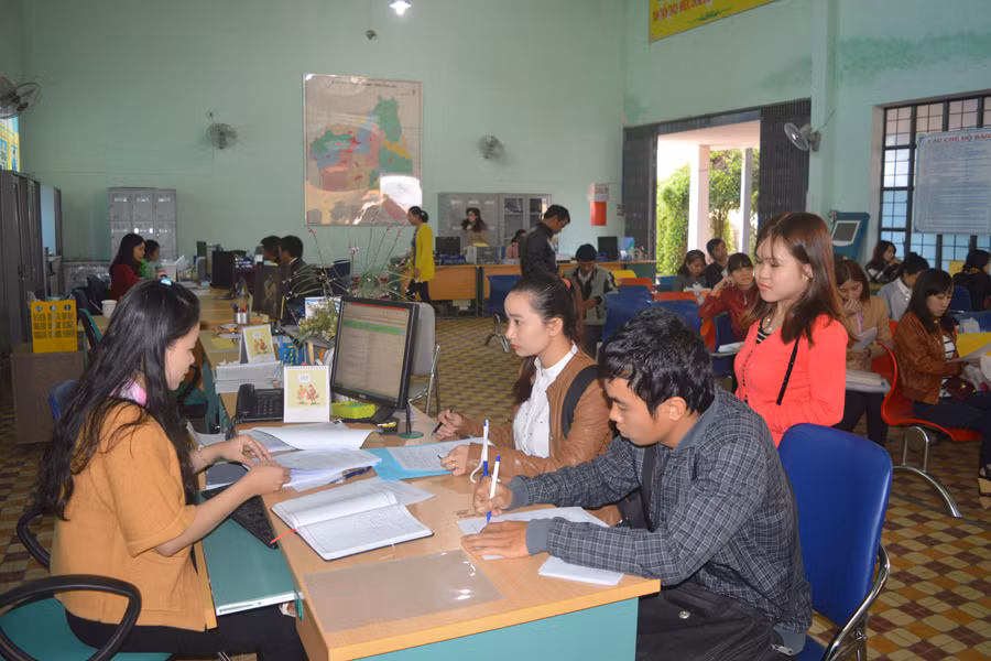 Lao động tìm việc làm tại Sàn giao dịch việc làm đầu năm. Ảnh: Đ.Y Lao động tìm việc làm tại Sàn giao dịch việc làm đầu năm. Ảnh: Đ.Y