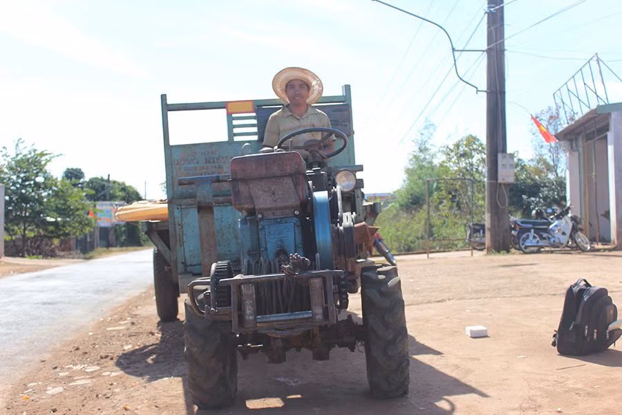 Nông dân xã Ia Băng (huyện Đak Đoa) chở ống nước tưới cà phê đợt I. Ảnh: N.D Nông dân xã Ia Băng (huyện Đak Đoa) chở ống nước tưới cà phê đợt I. Ảnh: N.D