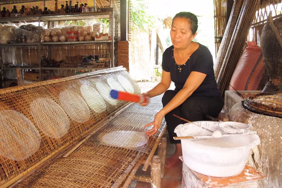 Tráng bánh tráng. Ảnh: Anh Tuấn Tráng bánh tráng. Ảnh: Anh Tuấn
