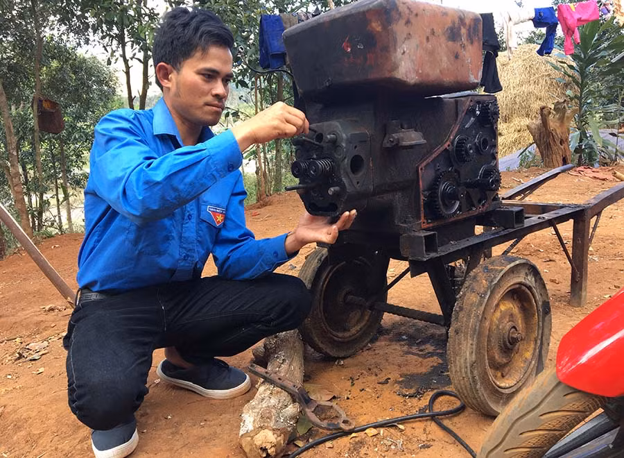  Anh Đinh Drun luôn tìm hiểu, áp dụng khoa học kỹ thuật vào trồng trọt. Ảnh: N.T