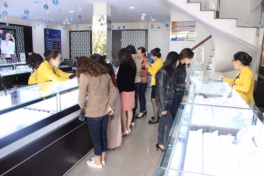 Vàng miếng PNJ dập chữ Phúc - Lộc - Tài rất được ưa chuộng trong ngày vía Thần tài. Ảnh: T.N Vàng miếng PNJ dập chữ Phúc - Lộc - Tài rất được ưa chuộng trong ngày vía Thần tài. Ảnh: T.N