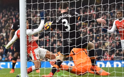 Tình huống ghi bàn bằng tay của Alexis Sanchez là bước ngoặt ở trận này.