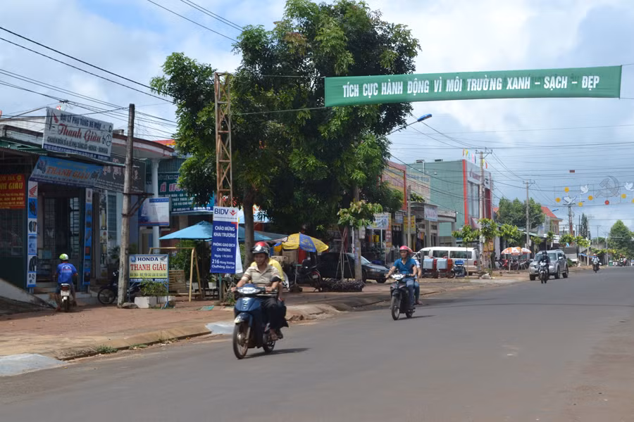 Một góc thị trấn Chư Prông. Ảnh: H.C