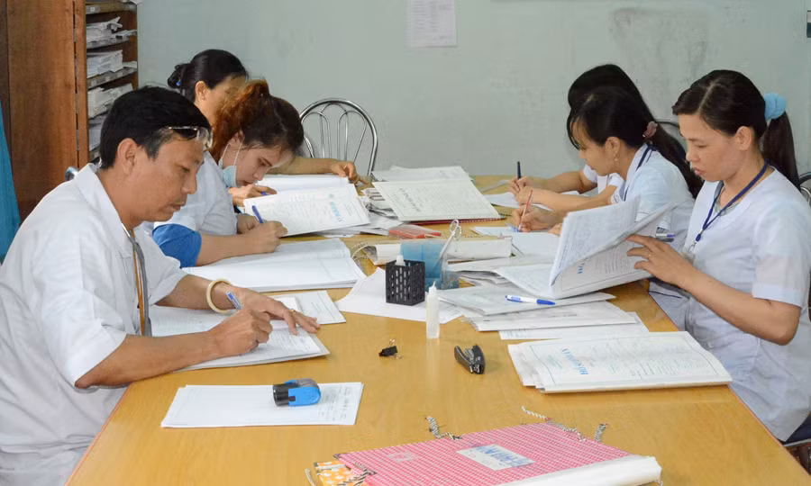 Y-bác sĩ Khoa Nội-Nhi-Nhiễm họp giao ban. Ảnh: M.N