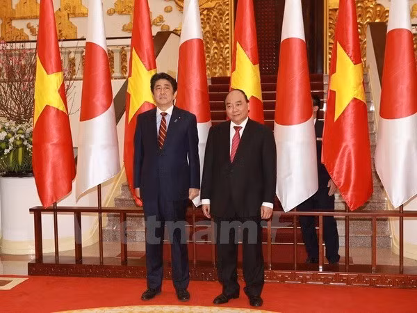 Thủ tướng Nguyễn Xuân Phúc và Thủ tướng Nhật Bản Shinzo Abe tại lễ đón hồi tháng Một vừa qua. (Ảnh: Lê Minh Sơn/Vietnam+)