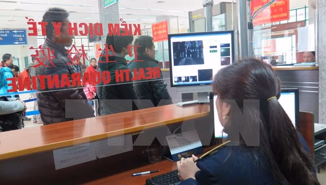 Giám sát chặt chẽ khách xuất nhập cảnh tại cửa khẩu quốc tế Lào Cai bằng máy đo thân nhiệt.