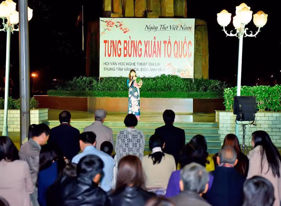  Đêm thơ nguyên tiêu 2016 tổ chức tại Quảng trường Đại Đoàn kết (TP. Pleiku). Ảnh: Đức Thụy
