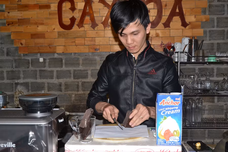 Bạn Sinh đang làm socola trà xanh độc đáo. Ảnh: N.T Bạn Sinh đang làm socola trà xanh độc đáo. Ảnh: N.T