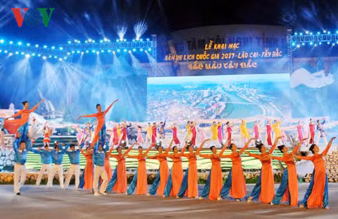 Chương trình nghệ thuật đặc biệt mang tên “Sắc màu Tây Bắc trong vườn xuân đất nước”.
