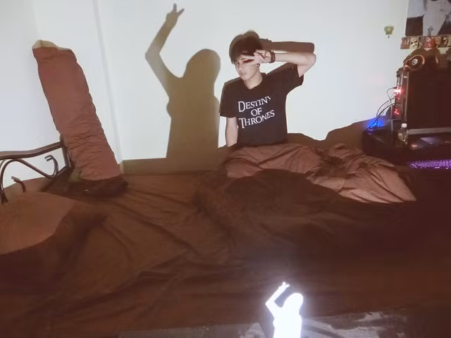 "Ai đấy nhỉ?"