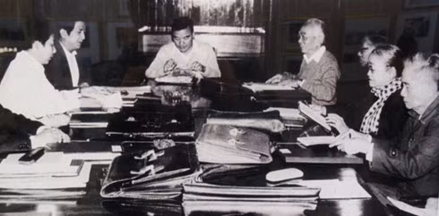  Các Ủy viên Trung ương họp tổ thảo luận chuẩn bị nội dung Đại hội VI, tháng 11-1986 - Ảnh tư liệu