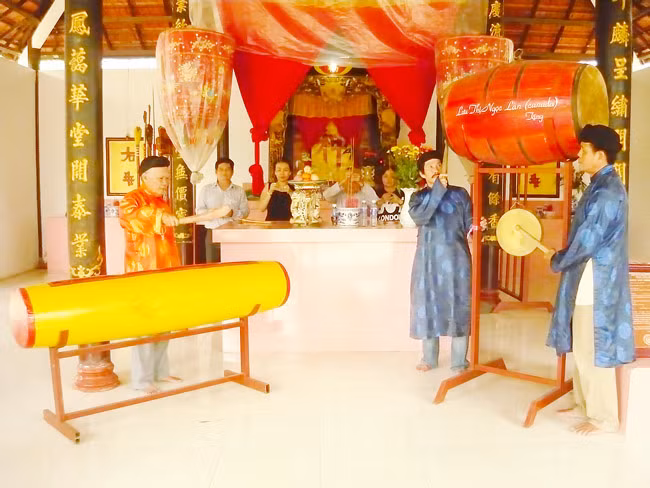 Mõ đình trong lễ hội cúng Kỳ yên. Mõ đình trong lễ hội cúng Kỳ yên.