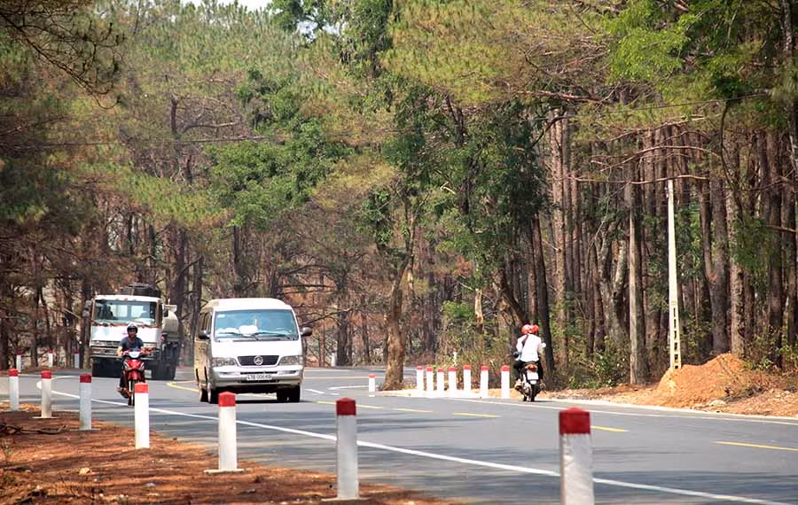 Quốc lộ 19 đoạn qua huyện Mang Yang. Ảnh: M.N Quốc lộ 19 đoạn qua huyện Mang Yang. Ảnh: M.N