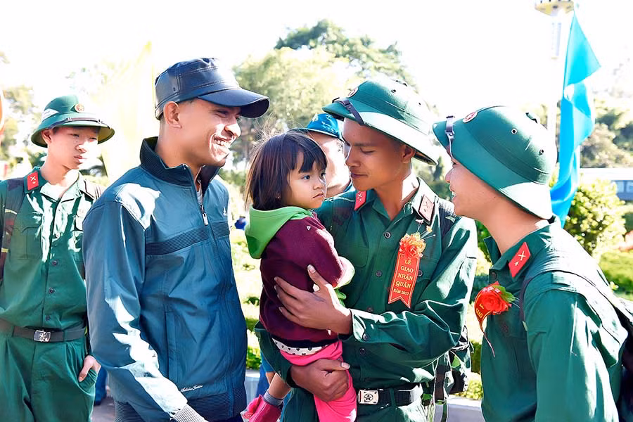 Trước giờ lên đường nhập ngũ. Ảnh: Đức Thụy