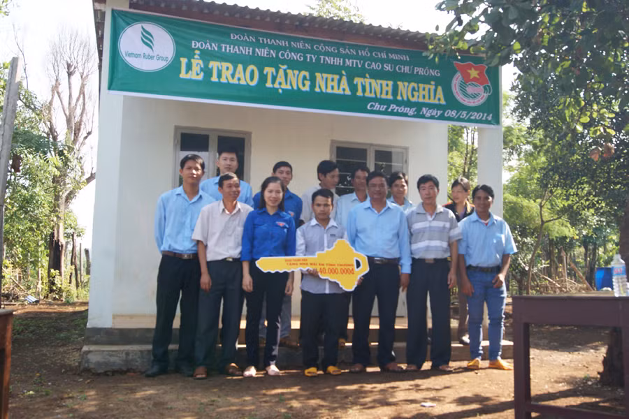 Đoàn Thanh niên trao tặng nhà tình nghĩa. Ảnh: P.L Đoàn Thanh niên trao tặng nhà tình nghĩa. Ảnh: P.L