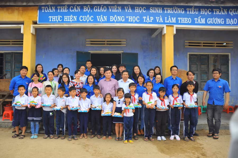 Báo Gia Lai chụp ảnh lưu niệm với nhà trường. Ảnh: N.G