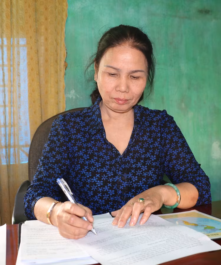 Bà Phạm Thị Trà My vẫn đang miệt mài với sự nghiệp giáo dục của phường Thống Nhất. Ảnh: N.D