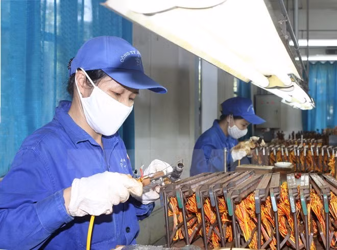 Công nhân quốc phòng làm việc tại Công ty Hóa chất 21 (Bộ Quốc phòng). (Ảnh: Thái Bình/TTXVN) Công nhân quốc phòng làm việc tại Công ty Hóa chất 21 (Bộ Quốc phòng). (Ảnh: Thái Bình/TTXVN)