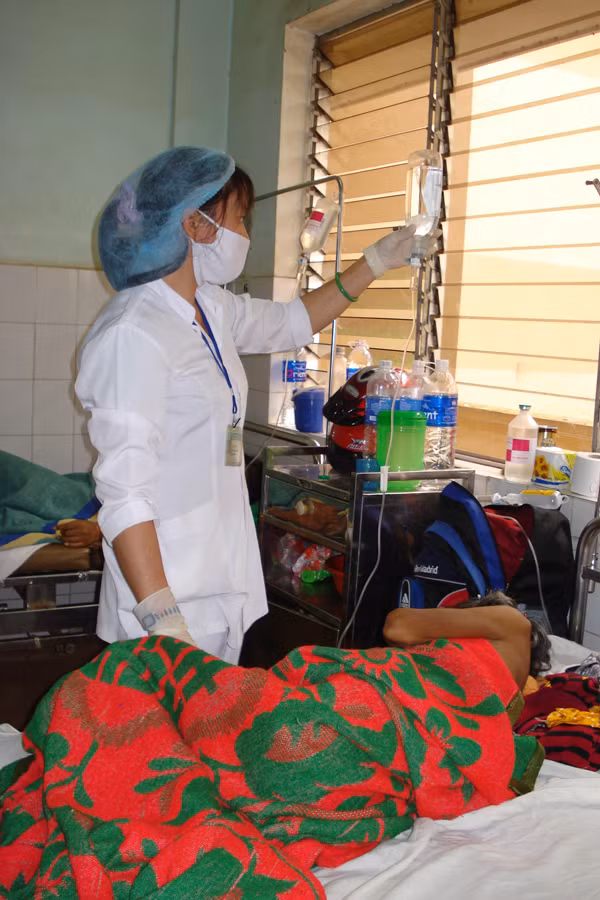 Chăm sóc bệnh nhân phong. Ảnh: N.N Chăm sóc bệnh nhân phong. Ảnh: N.N