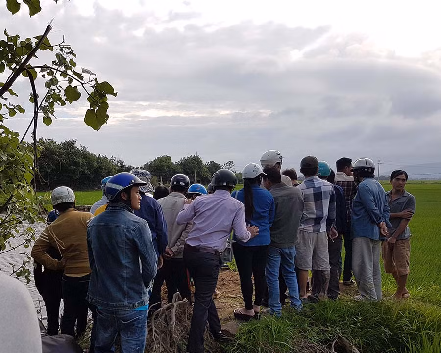Hiện trường vụ việc và rất đông người hiếu kỳ đứng theo dõi vụ việc. Ảnh: Xuân Vinh Hiện trường vụ việc và rất đông người hiếu kỳ đứng theo dõi vụ việc. Ảnh: Xuân Vinh