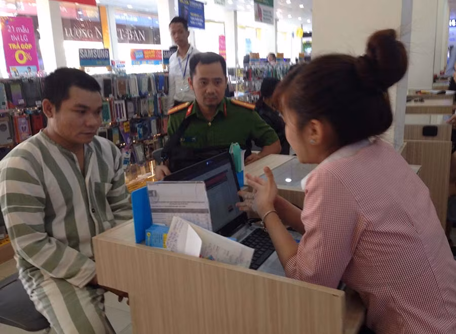  Công an TP. Pleiku đưa đối tượng Đào Thanh Phùng đi xác định các địa điểm gây án. Ảnh: H.T