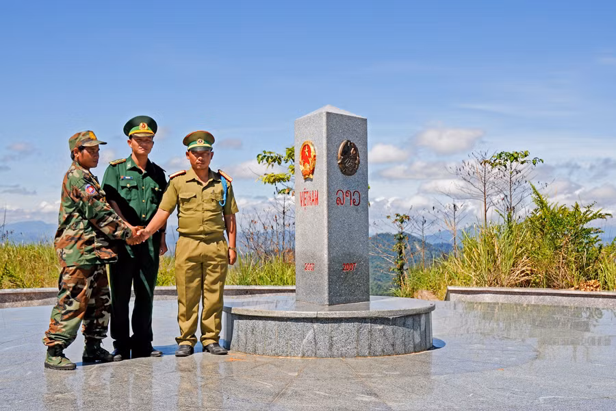 Chiến sĩ biên phòng 3 nước Việt Nam-Lào-Campuchia tại cột mốc 3 biên giới. Ảnh: Trần Phong