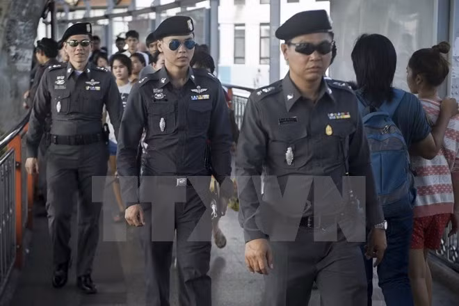 Binh sỹ Thái Lan đi tuần tại Đài kỷ niệm Chiến thắng ở Bangkok.