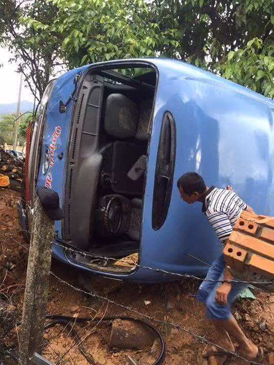 Sau khi nổ lốp, chiếc xe khách lật nhào vào nhà dân. Sau khi nổ lốp, chiếc xe khách lật nhào vào nhà dân.