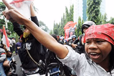 Người biểu tình bao vây tư gia Đại sứ Malaysia ở Jakarta.