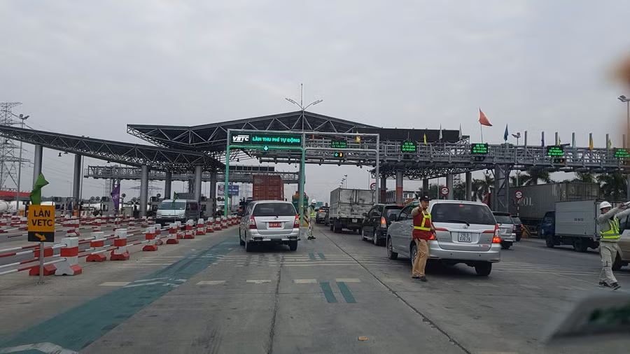 Làn thu phí tự động không dừng trên cao tốc Hà Nội - Bắc Giang.