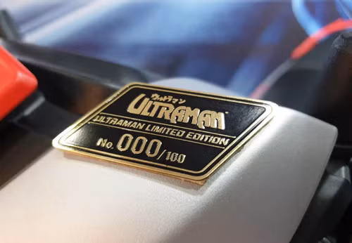 Logo in dòng chữ Ultraman Limited Edition và số thứ tự của mỗi xe Logo in dòng chữ Ultraman Limited Edition và số thứ tự của mỗi xe