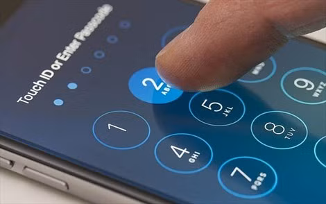 Hình ảnh minh họa của màn hình mật mã của iPhone. Ảnh: Getty Images Hình ảnh minh họa của màn hình mật mã của iPhone. Ảnh: Getty Images