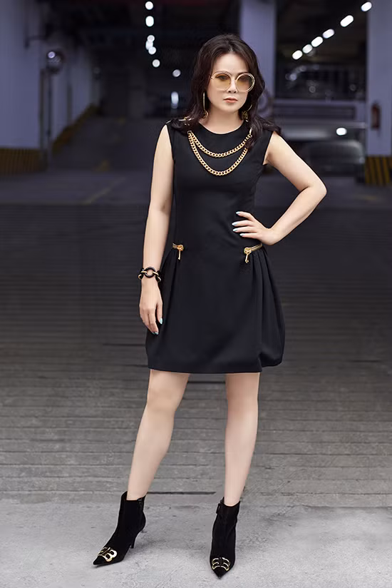 Khi diện trang phục đơn sắc, các món phụ kiện sang chảnh lại được mix-match để tạo điểm nhấn.