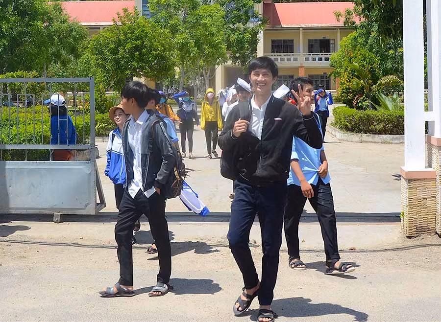 Thí sinh vui vẻ khi kết thúc bài thi cuối cùng tại điểm thi Trường THPT Trần Quốc Tuấn (huyện Phú Thiện). Ảnh: Đức Phương