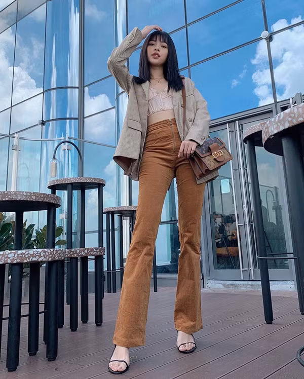 Thời gian gần đây, Tú Hảo không ngừng lăng xê trang phục theo phong cách cổ điển. Các kiểu quần lưng cao, quần ống loe được người mẫu phối hợp hài hòa cùng các mẫu áo sexy và hợp xu hướng.