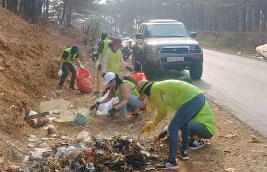  Vận động cán bộ, công chức, hội viên, phụ nữ tham gia thu gom rác thải chuyển về nơi xử lý đúng quy định. Ảnh: H.T