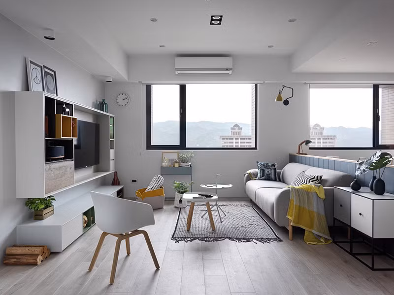 Phòng khách này sử dụng đồ nội thất tối giản và tiện dụng, phù hợp với cuộc sống của đôi vợ chồng mới cưới.