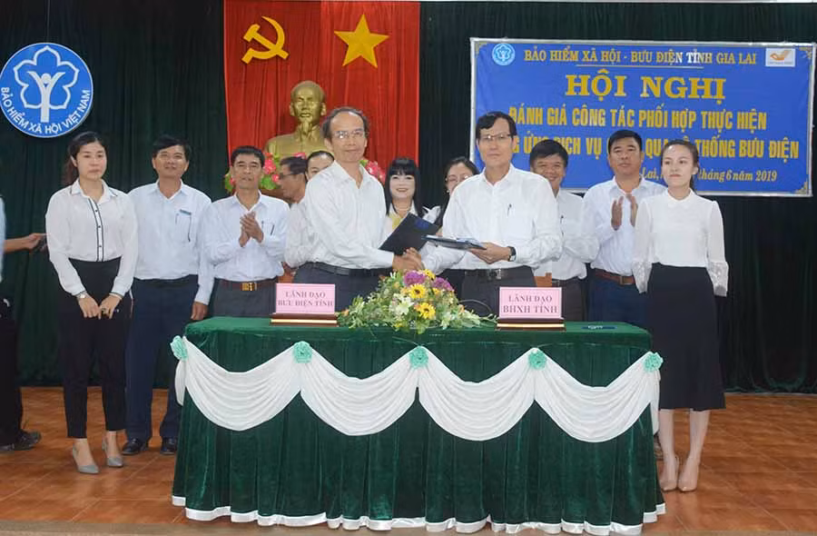 Lãnh đạo BHXH Gia Lai và Bưu điện tỉnh ký kết bổ sung các hợp đồng cung ứng dịch vụ công qua hệ thống Bưu điện. ảnh: N.N