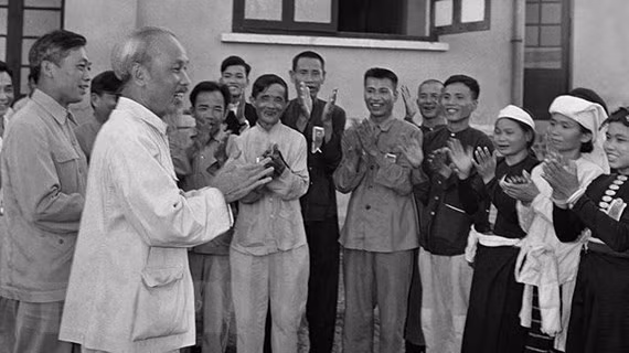 Chủ tịch Hồ Chí Minh gặp mặt thân mật các đại biểu dự Đại hội liên hoan Anh hùng, Chiến sỹ thi đua ngành nông nghiệp và Đổi công toàn quốc tại Hà Nội, ngày 23/5/1957. (Ảnh: Tư liệu TTXVN)
