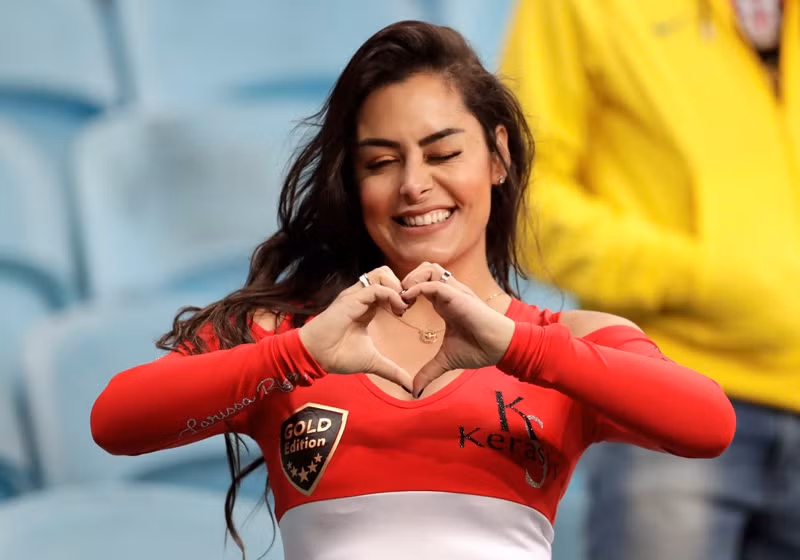 Larissa Riquelme nổi tiếng từ World Cup 2010 với vẻ đẹp bốc lửa trên khán đài.
