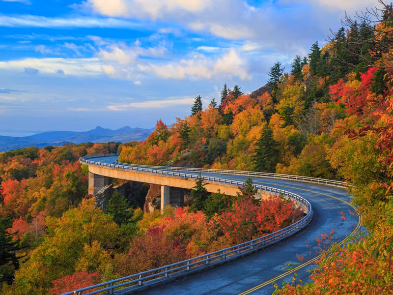 The Blue Ridge Parkway trải dài 469 dặm, kết nối Công viên quốc gia Great Smoky Mountains ở Bắc Carolina đến Công viên quốc gia Shenandoah của Virginia, Mỹ đẹp như một bức tranh.