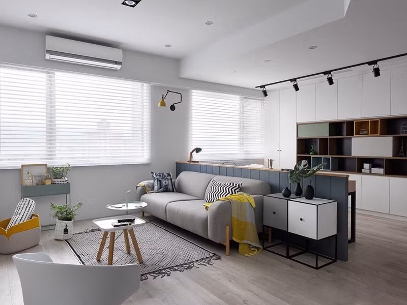  Chăn màu vàng trải nhẹ trên ghế sofa, giúp phòng khách không bị nhàm chán.