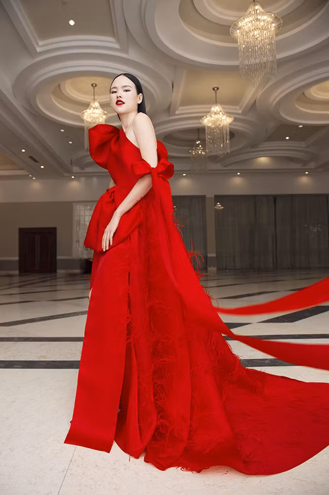Được biết, bộ cánh quyền lực này do nhà thiết kế Trần Hùng thiết kế riêng cho Tuyết Lan tại sự kiện