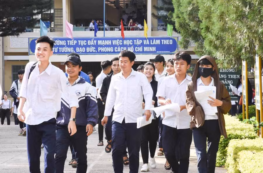 Kết thúc môn thi thứ 2, thí sinh khá thoải mái. Ảnh: Trần Dung