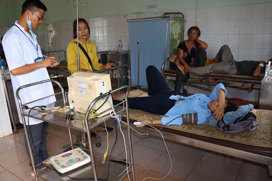 Em Thay đang được điều trị tại Trung tâm Y tế huyện Đak Đoa. Ảnh: Chí Hào