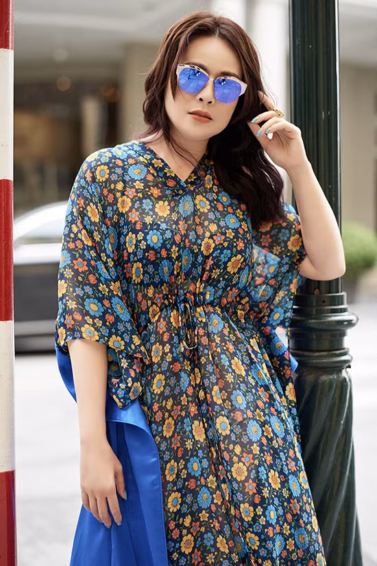 Trang phục tông màu tươi sáng không chỉ giúp phái đẹp tôn da mà còn khiến họ trẻ trung hơn. Tuy nhiên người đẹp U50 cũng khéo léo chắt lọc để tránh quá loè loẹt khi diện váy hoa.