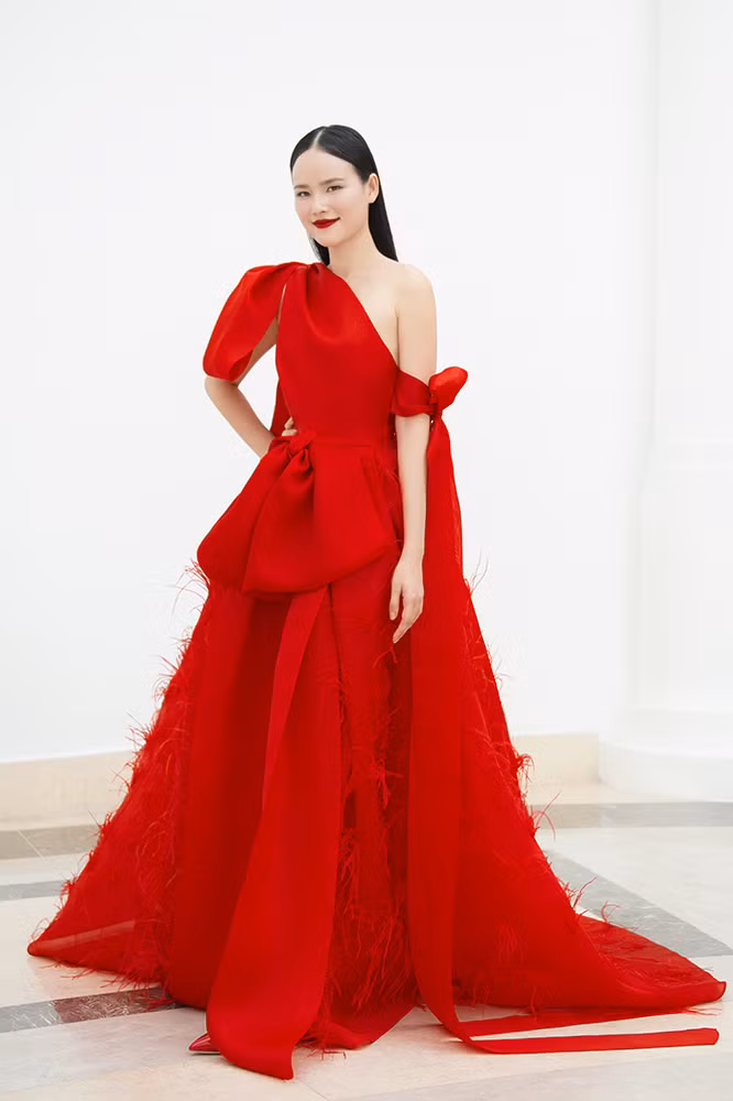 Điểm nhấn đáng chú ý ở đây chính là màu son môi đỏ và hàng lông mi dày được tỉa gọt một cách hoàn hảo khiến nữ người mẫu lộng lẫy tại sự kiện. Tính đồng bộ của outfit còn được thể hiện ở đôi giày ton-sur-ton
