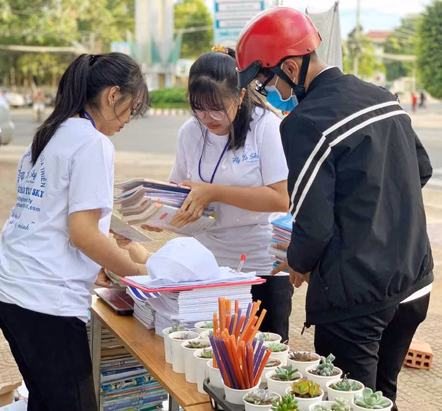  Nhiều bạn trẻ tham gia chương trình “Đổi sách lấy cây”. Ảnh: M.C