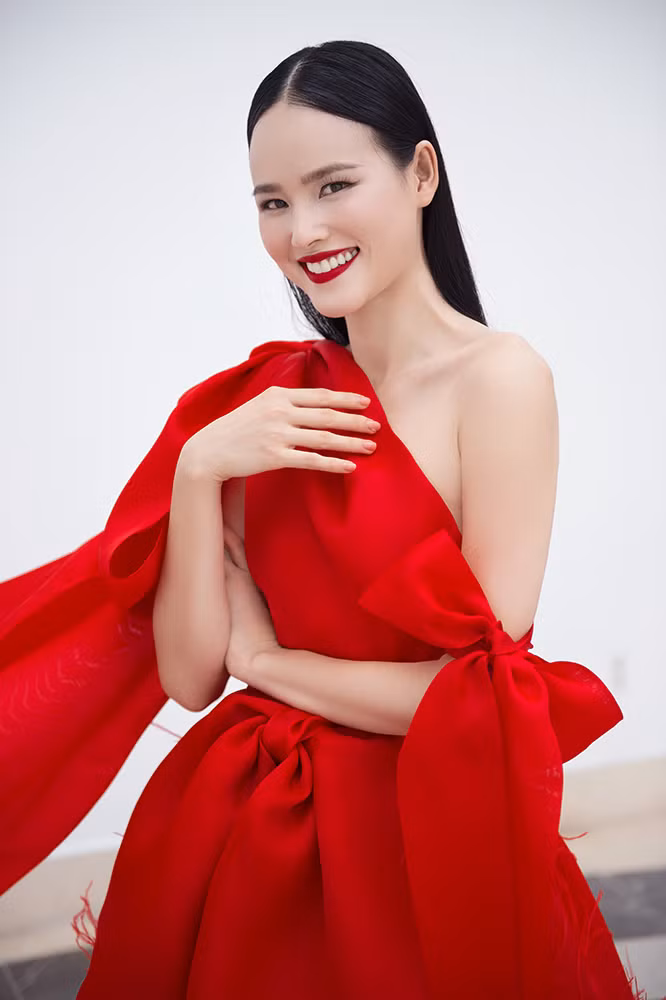 Phong cách chuyên nghiệp cùng kỹ năng tạo dáng của Tuyết Lan trong ngày nhận vai trò Huấn luyện viên của Người mẫu nhí Việt Nam 2019 nhận được sự chú ý của truyền thông và khách mời.